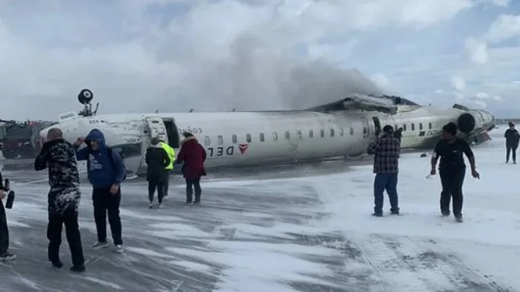 Aksident i pabesueshëm në Toronto: Përmbyset aeroplani me 80 pasagjerë