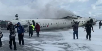 Aksident i pabesueshëm në Toronto: Përmbyset aeroplani me 80 pasagjerë