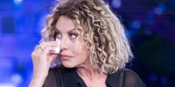 Aktorja italiane përlotet në studio: Abortova në moshën 30-vjeçare, jam penduar