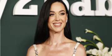Katy Perry do të udhëtojë për në hapësirë ​​me raketën e Jeff Bezos