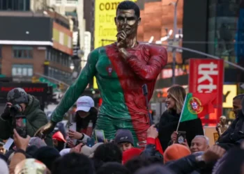 New York feston ditëlindjen e Cristiano Ronaldos me statujën e tij në Times Square