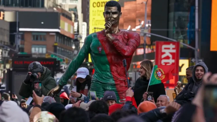 New York feston ditëlindjen e Cristiano Ronaldos me statujën e tij në Times Square