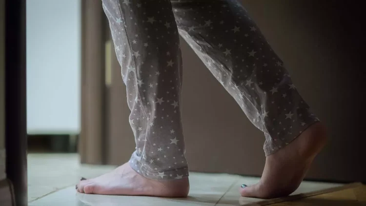 Nokturia: Sa herë është normale të ngrihesh natën për të shkuar në tualet?