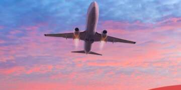 “Kërrcet” grushti në avion, pasagjeri kap prej flokësh vajzën e ulur para tij