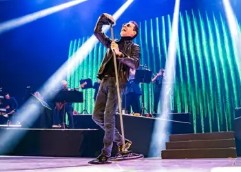 “Ai që më hodhi shishen…”/ Marc Anthony shpërthen në mes të koncertit