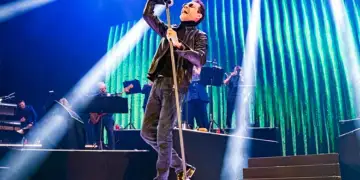 “Ai që më hodhi shishen…”/ Marc Anthony shpërthen në mes të koncertit