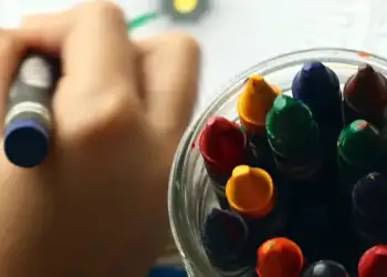 Sipas psikologëve, kjo është ngjyra e preferuar e njerëzve më pak inteligjentë