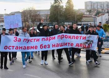 Tragjedia/Njerëzit në Koçan drejt shtëpisë së pronarit të klubit për t’i vënë flakën