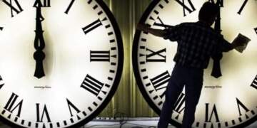 Rikthehet ora verore, të dielën lëvizin akrepat një orë përpara