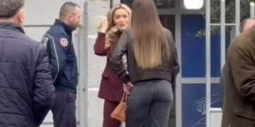 Dëshmia për sulmin ndaj Klea Prengës,motrat Berisha shihen të buzëqeshura në Gjykatë