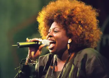 U përfshi në një aksident automobilistik, shuhet këngëtarja legjendare