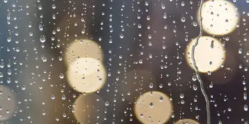 Ndiheni nostalgjikë gjatë ditëve me shi? Zbuloni arsyet se përse ju ndodh