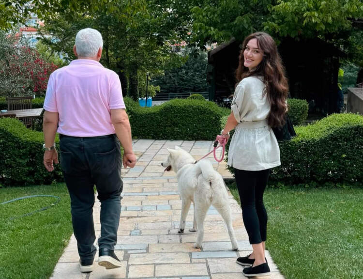 E trishtë!Ndërron jetë babai i Klaudia Pepas!