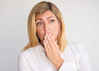 Pse ngatërrohemi kur flasim? Arsyet kryesore pas “marrjes së gojës”