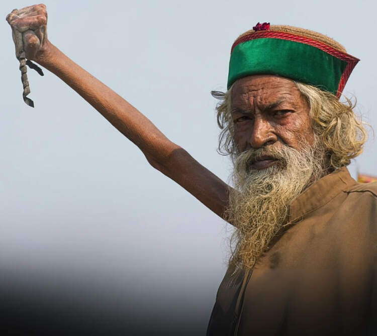 Ky njeri ka mbajtur dorën e tij të ngritur për 52 vjet!