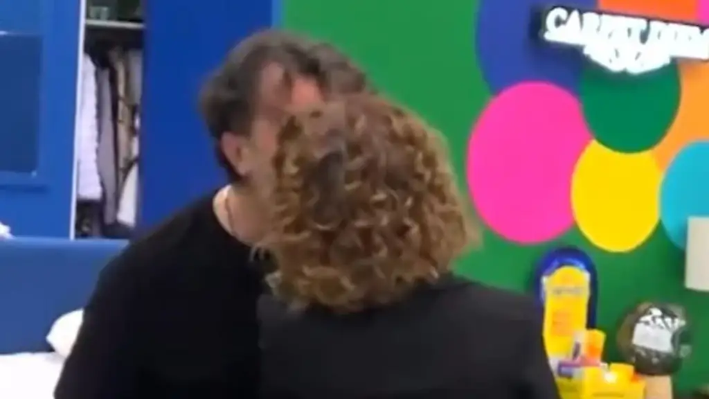 Egla Ceno hyn në shtëpinë e “Big Brother VIP”, puth në buzë Laert Vasilin