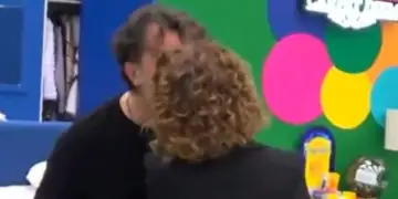 Egla Ceno hyn në shtëpinë e “Big Brother VIP”, puth në buzë Laert Vasilin