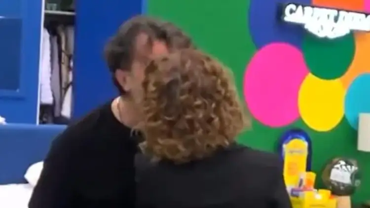 Egla Ceno hyn në shtëpinë e “Big Brother VIP”, puth në buzë Laert Vasilin