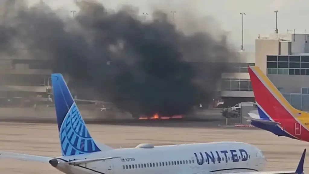 Panik në ajër: Motori i avionit merr flakë pas uljes