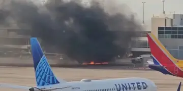 Panik në ajër: Motori i avionit merr flakë pas uljes