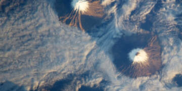 Kështu duket një vullkan nga hapësira!