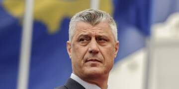 Hashim Thaçi rikthehet në Kosovë, vizitë në varrin e babait