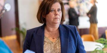 Ministrja islandeze jep dorëheqjen pas skandalit të së kaluarës