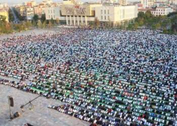 Kremtohet Fitër Bajrami, mijëra besimtarë falen në ‘Sheshin Skënderbej’!