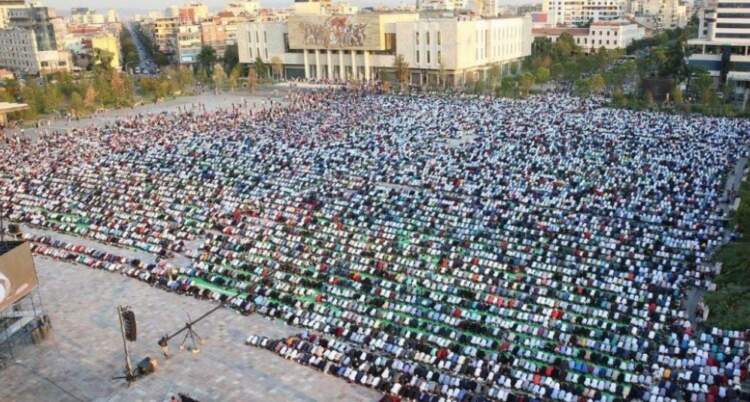 Kremtohet Fitër Bajrami, mijëra besimtarë falen në ‘Sheshin Skënderbej’!
