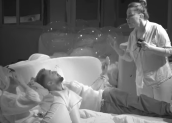 “Mos u zhvish më ashtu” /Vazhdon përplasje mes Rozanës dhe Gjestit pas spektaklit