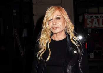 Donatella Versace shfaqet për herë të parë pas largimit nga ‘Versace’