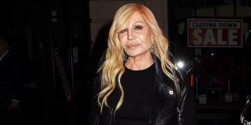 Donatella Versace shfaqet për herë të parë pas largimit nga ‘Versace’