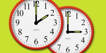 Sot u ndërrua ora, akrepat shkuan 60 minuta para në 02:00 të mëngjesit!