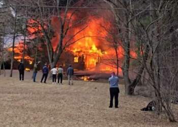 Rrëzohet aeroplani mbi shtëpinë, konfirmohen viktima