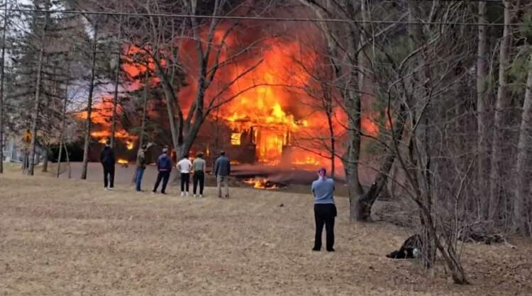 Rrëzohet aeroplani mbi shtëpinë, konfirmohen viktima