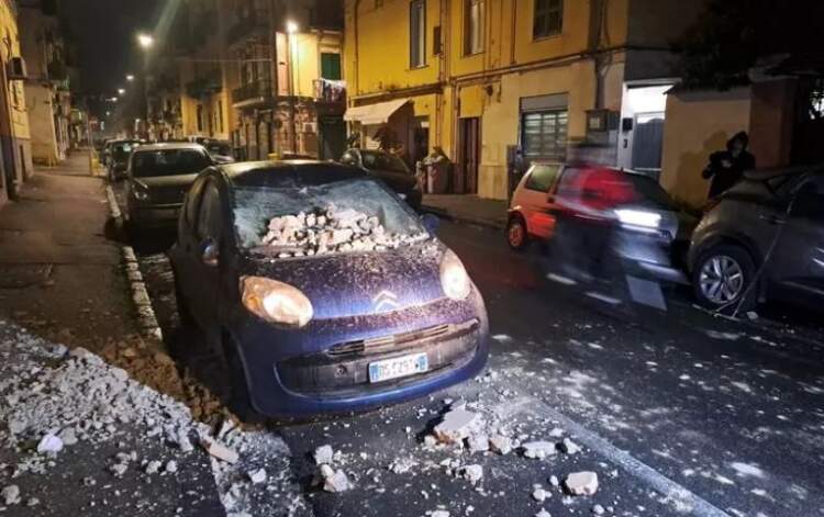 Tërmet i fortë në Napoli, banorët e kalojnë natën jashtë mes panikut
