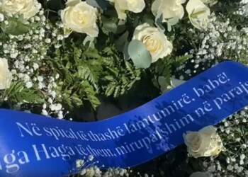 Mesazhi prekës i Hashim Thaçit në kurorën me lule për babanë e tij