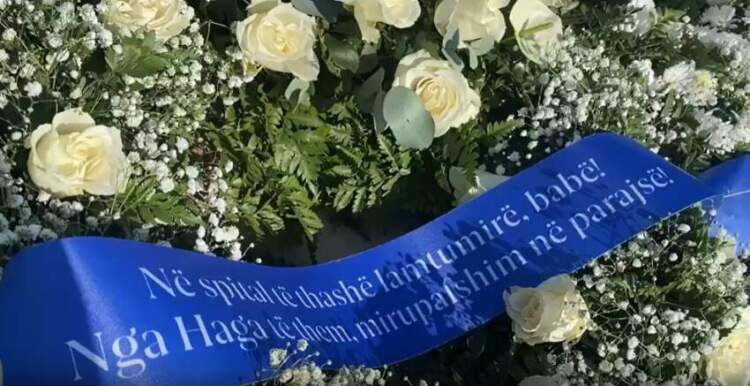 Mesazhi prekës i Hashim Thaçit në kurorën me lule për babanë e tij