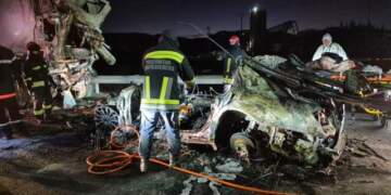 Tragjike në Fushë-Prezë/ Mjeti përplaset me betonieren, digjen 4 të rinj