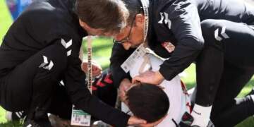 Rey Manaj humb vetëdijen në fushë, dërgohet në spital pas përplasjes së fortë