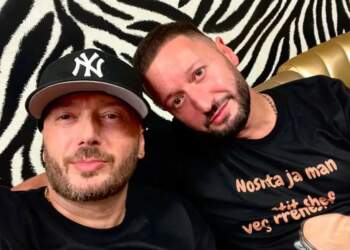 “I shihni vetëm ti e Zoti…”/ Unikkatil shkon te varri i vëllait të tij