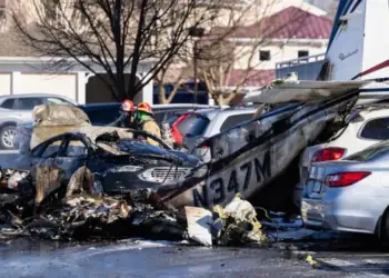 Sërish aksident ajror! Rrëzohet mbi makinat në rrugë aeroplani në SHBA