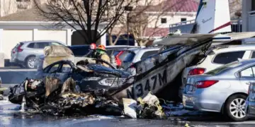 Sërish aksident ajror! Rrëzohet mbi makinat në rrugë aeroplani në SHBA