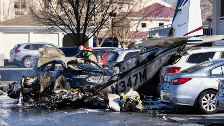 Sërish aksident ajror! Rrëzohet mbi makinat në rrugë aeroplani në SHBA