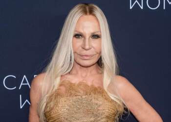 Fundi i një epoke! Donatella jep dorëheqjen nga drejtimi i “Versace”