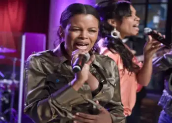 Këngëtarja e njohur jeton prej 3 vitesh në makinë: Po zbuloj veten