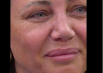 Sfida e mosreagimeve/ Gerta përlotet teksa sheh nga ekrani fëmijët e saj në oborr