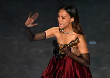 Zoe Saldana fiton Oscar, shpërthen në lot: Jam një vajzë krenare e emigrantëve