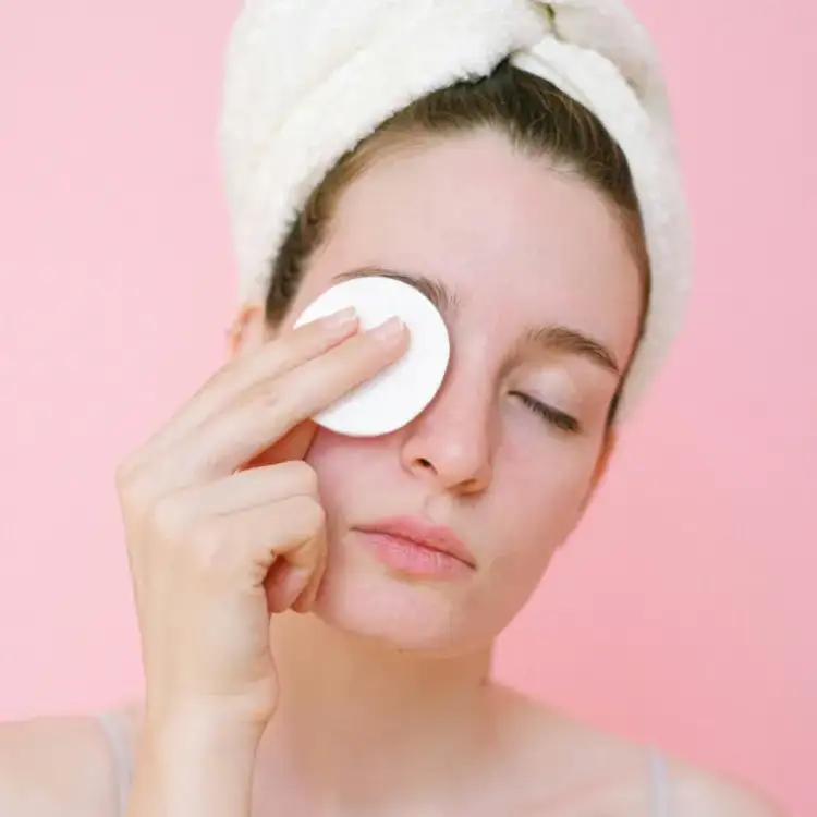 A është vërtet e nevojshme të përdorim toner në rutinën tonë të kujdesit të lëkurës?