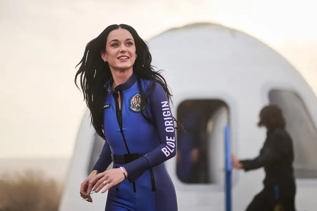Teoricienët e konspiracionit pretendojnë se Katy Perry nuk shkoi kurrë në hapësirë